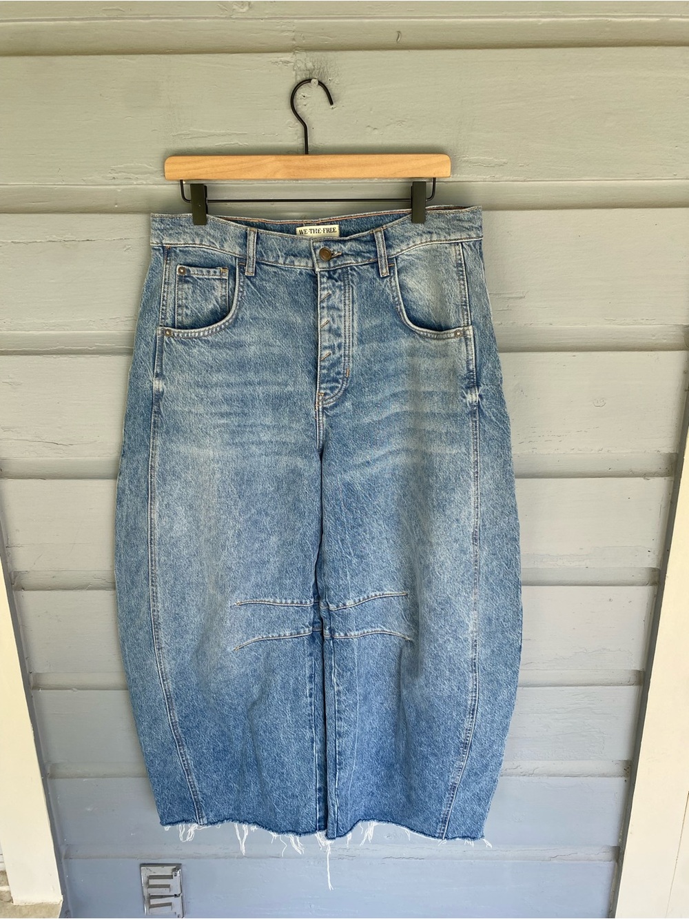 We The Free Good Luck Mid Rise Barrel Jeans
Sz 30
EUC
Raw hem